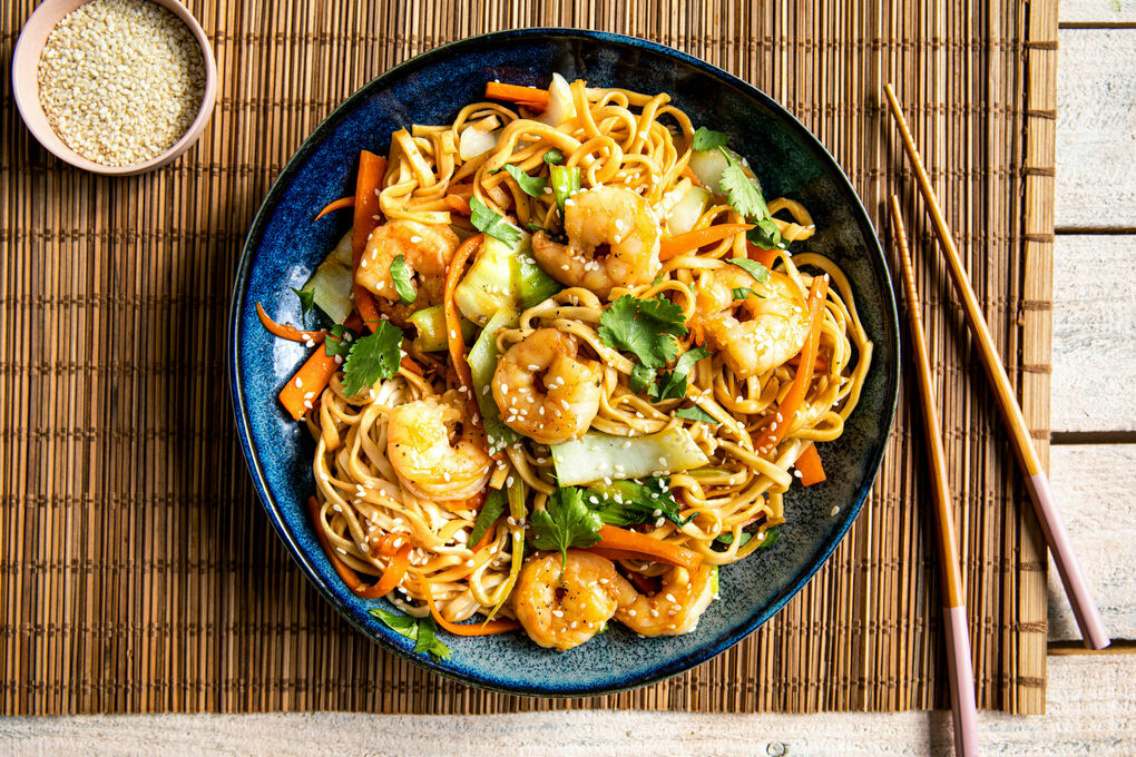 Bami Goreng mit saftigen Garnelen mit Mie-Nudeln und Pak Choi