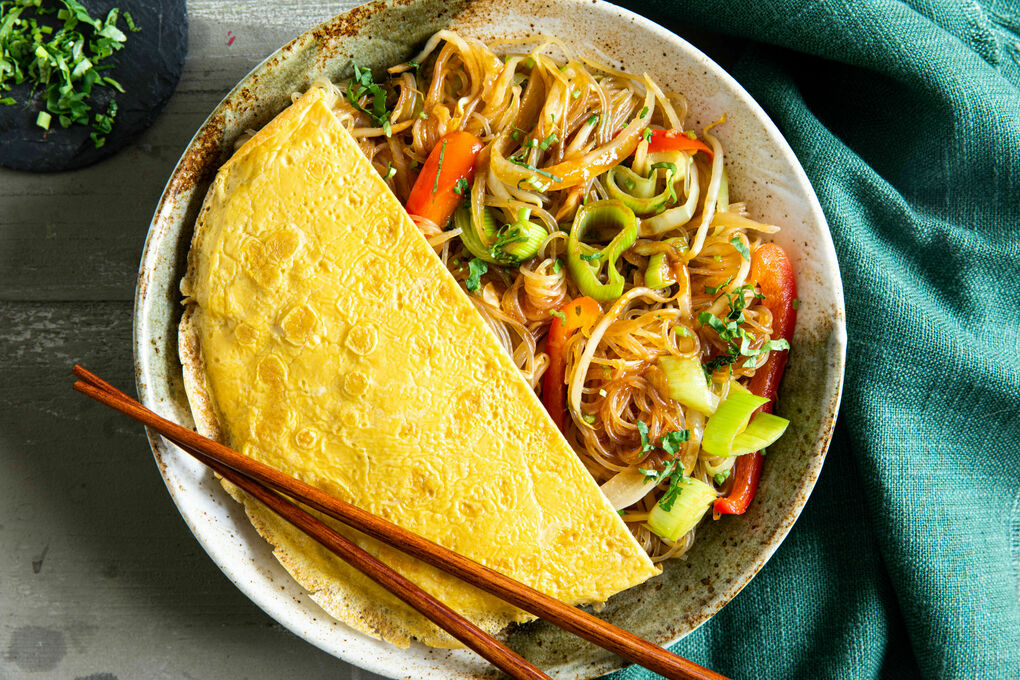 Thai-Omelett auf Vermicelli-Glasnudeln mit Gemüse und Hoisin-Limetten-Sauce