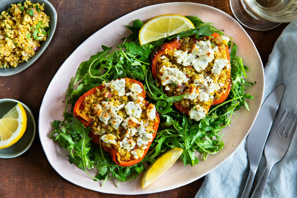 Paprika mit Bulgur-Feta-Füllung dazu Rucolasalat mit Zitrone
