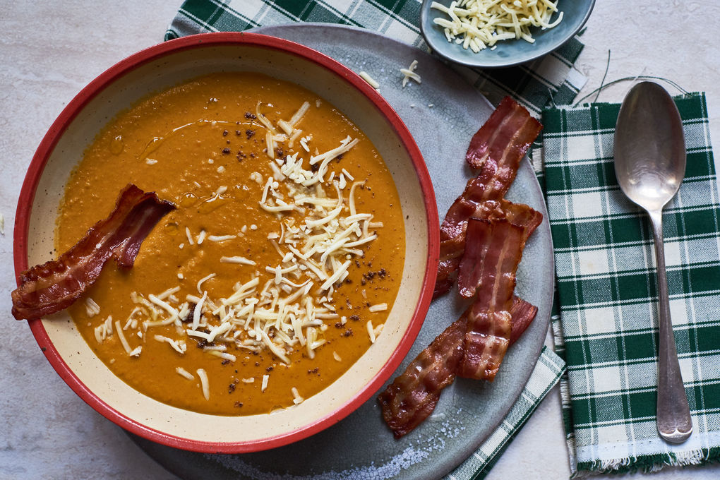 Kürbissuppe mit Tamarinde krossen Bacon-Chips und Käse