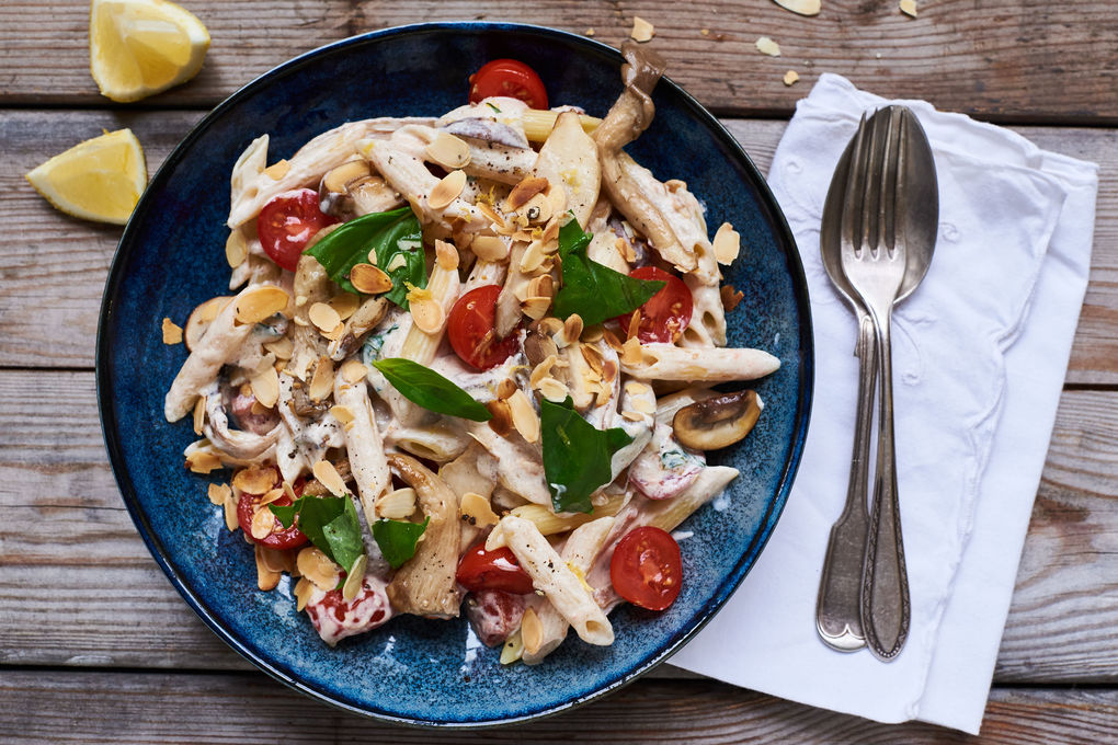 Cremige Penne mit gemischten Pilzen und Mandeln