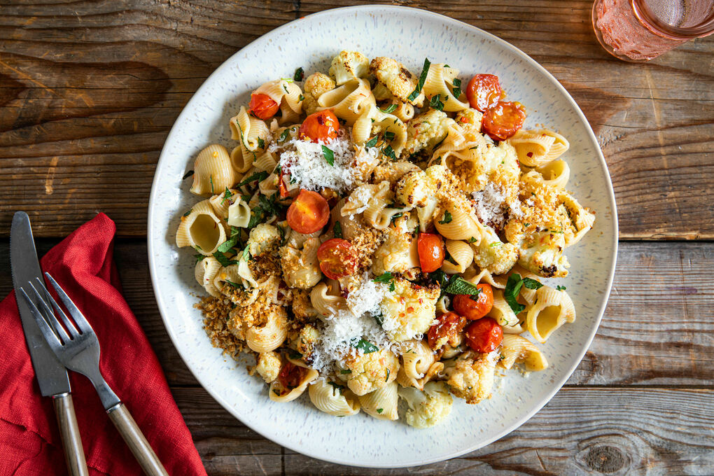 Pasta mit Blumenkohl und Bagna cauda mit Kirschtomaten und frischen Kräutern