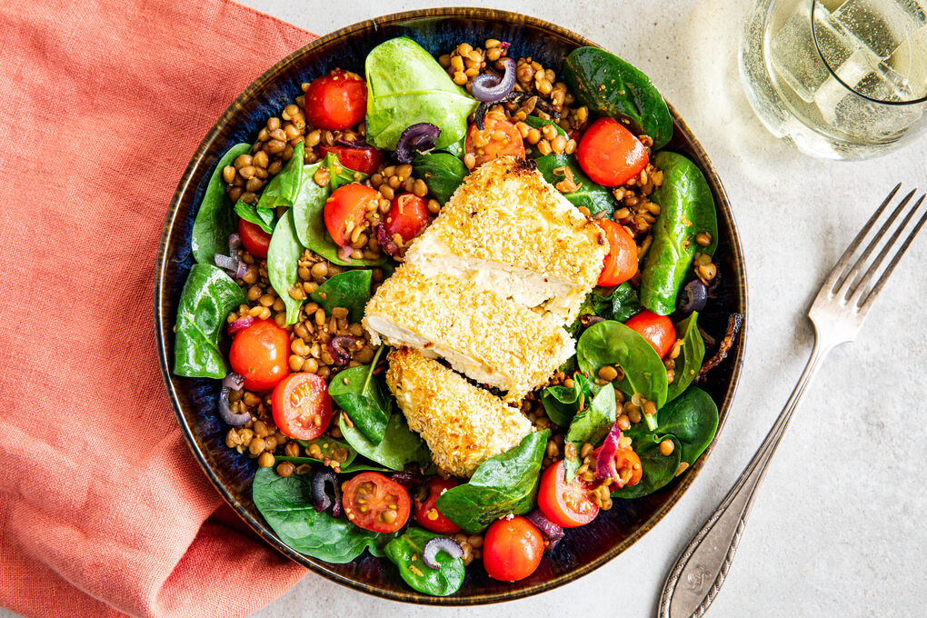 Panierter Feta auf Linsensalat mit Spinat und Soja-Zitrus-Dressing