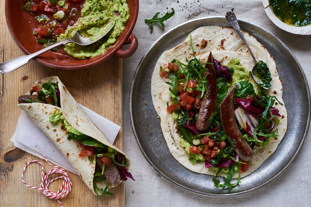 Wrap mit Bratwurst Tomatensalsa und Avocado