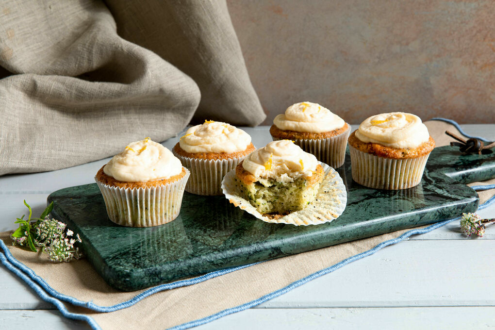 Back-Special: Zitronen-Mohn-Cupcakes mit Zucchini und Frischkäse-Frosting