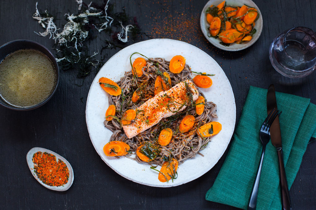 Sanft pochierter Lachs auf Buchweizennudeln mit Wakame-Karotten
