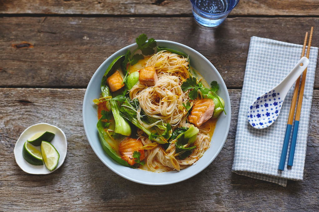 Asiatische Lachs-Nudelsuppe mit Gemüse und Limette