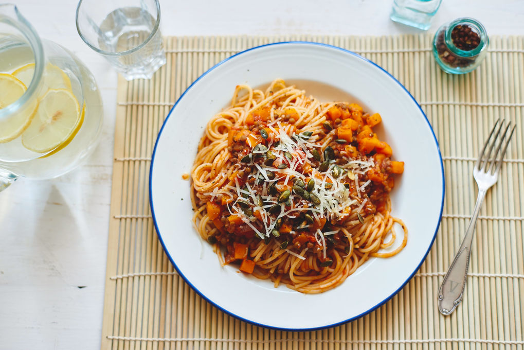 Italienische Spaghetti mit süßlicher Kürbis-Linsen-Bolognese