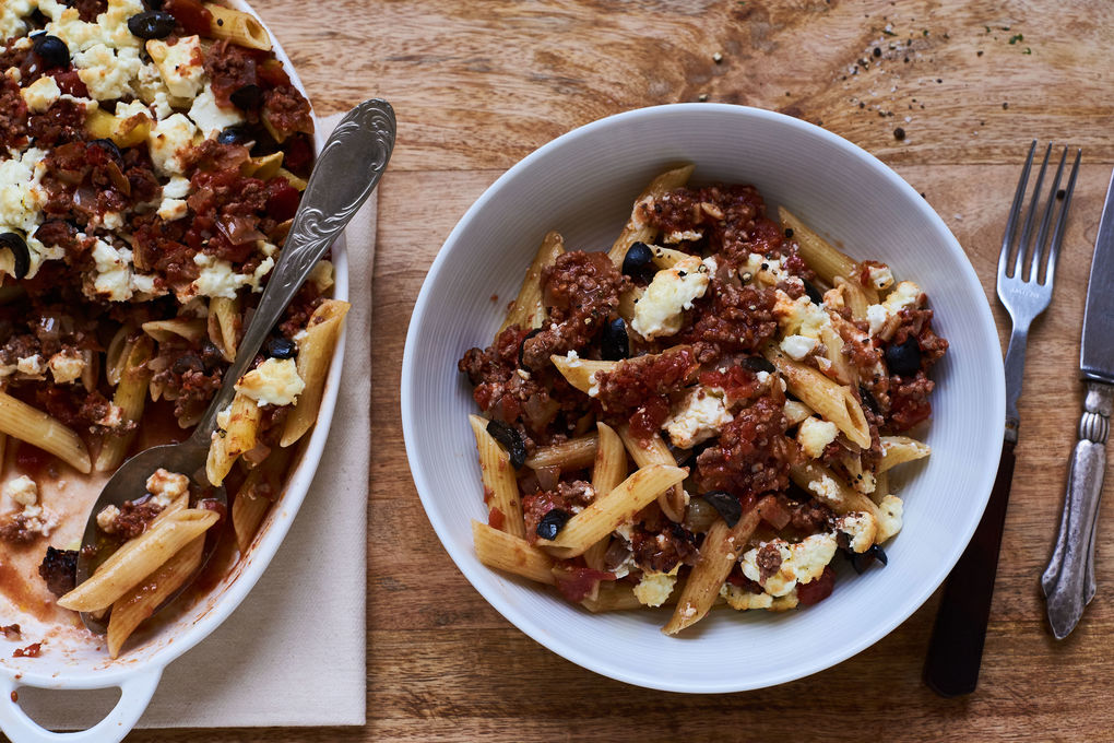 Überbackener Rinderhackauflauf mit Penne und Oliven