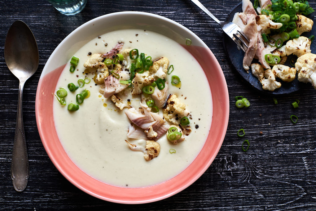 Cremige Blumenkohlsuppe mit geräucherter Forelle