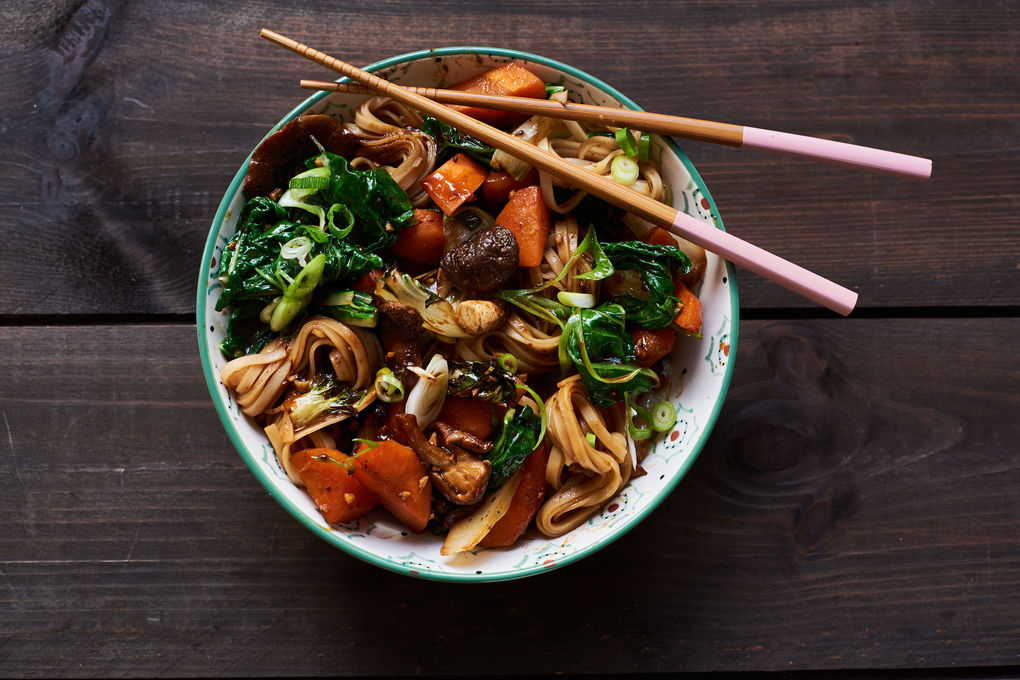 Glasiertes Miso-Honig-Gemüse mit Reisbandnudeln