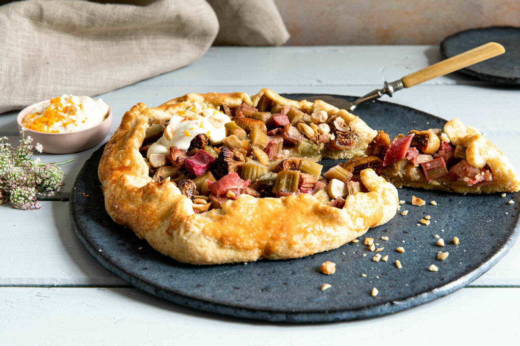 Back-Special: Rhabarber-Feigen-Galette mit Haselnüssen und Orangen-Crème-fraîche