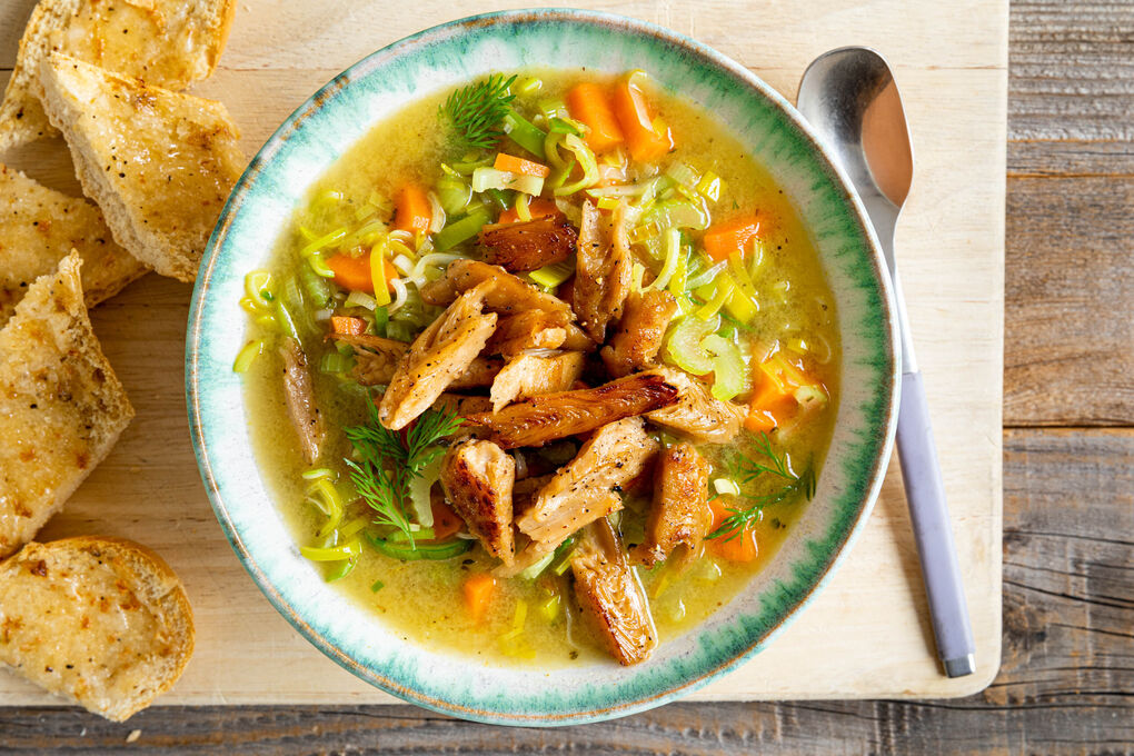 Gemüsesuppe mit veganem „Hähnchen“ dazu knuspriges Knoblauchbrot
