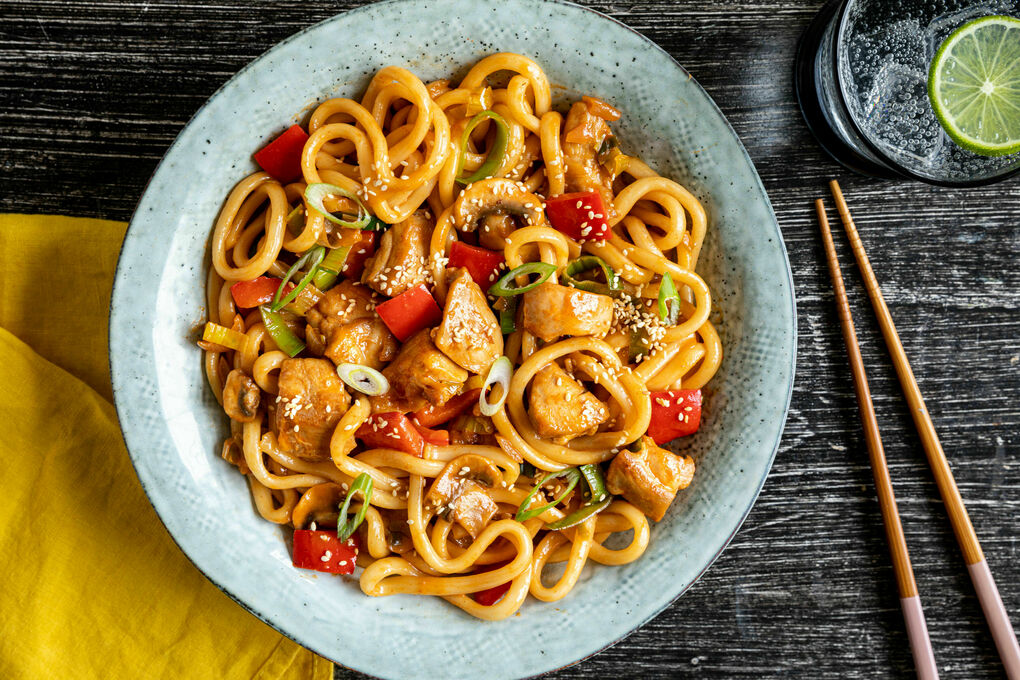 Koreanische Hähnchennudeln Carbonara-Style mit Käse und Sesam