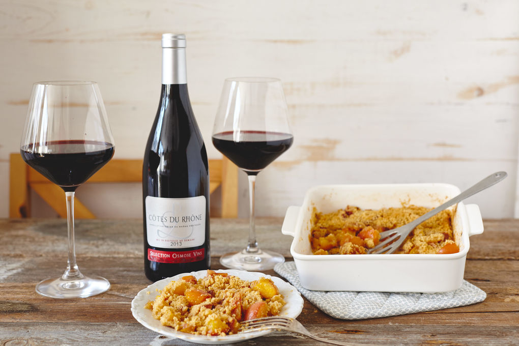 Fruchtiger Apfelcrumble mit einer Flasche Côtes du Rhône