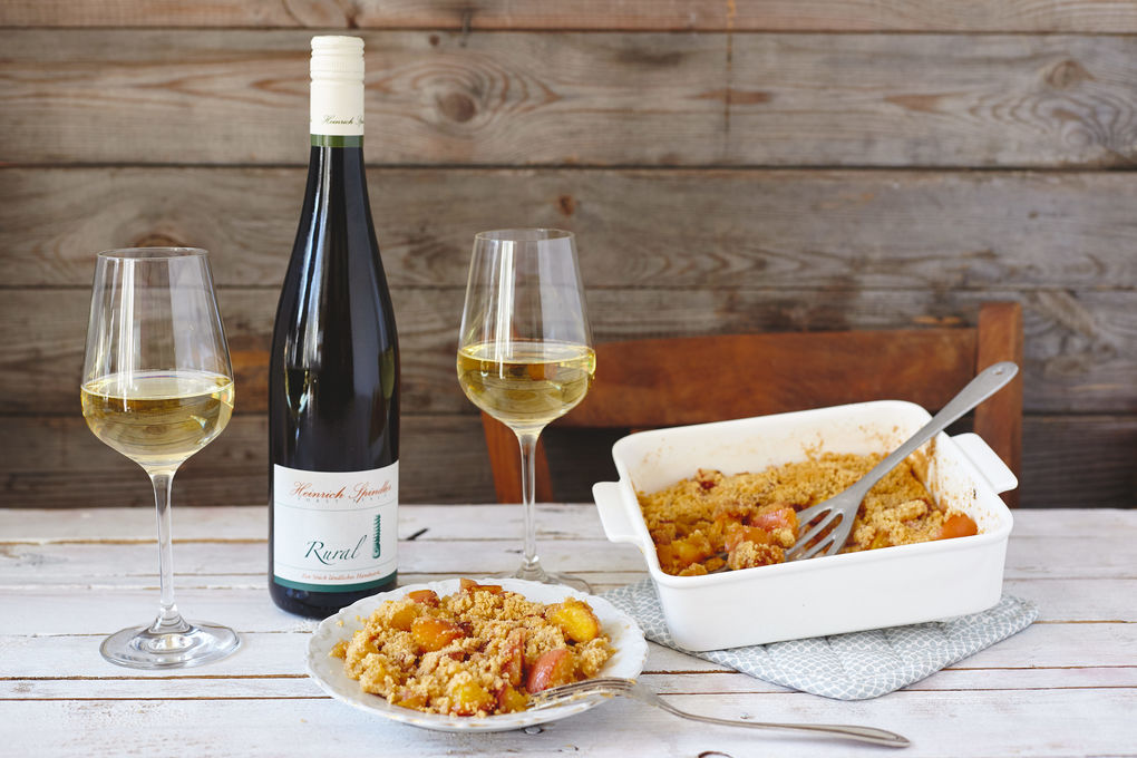 Fruchtiger Apfelcrumble mit einer Flasche Rural Riesling