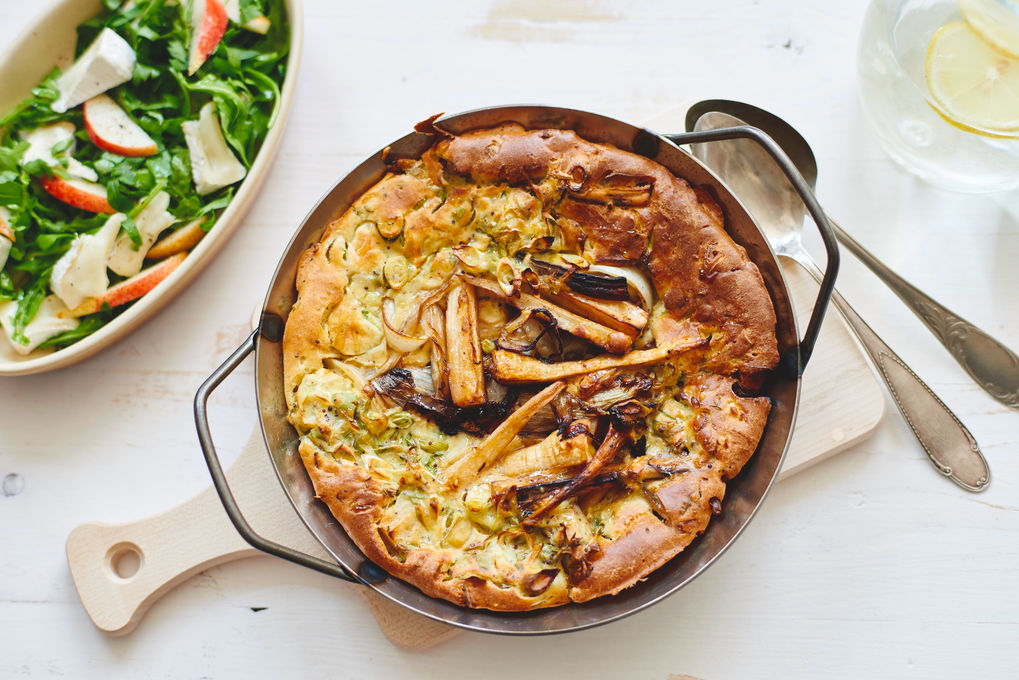 Herzhafter Pastinaken-Kuchen mit fruchtigem Ziegenkäse-Salat