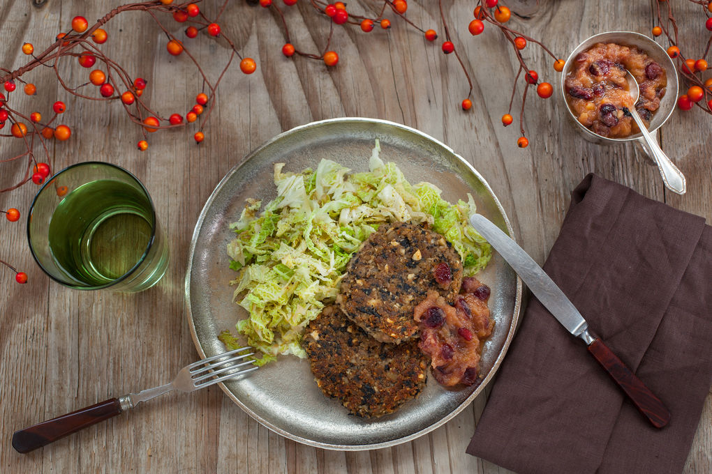 Krosse Maronen-Pilz-Burger mit fruchtigem Apfel-Cranberry-Chutney