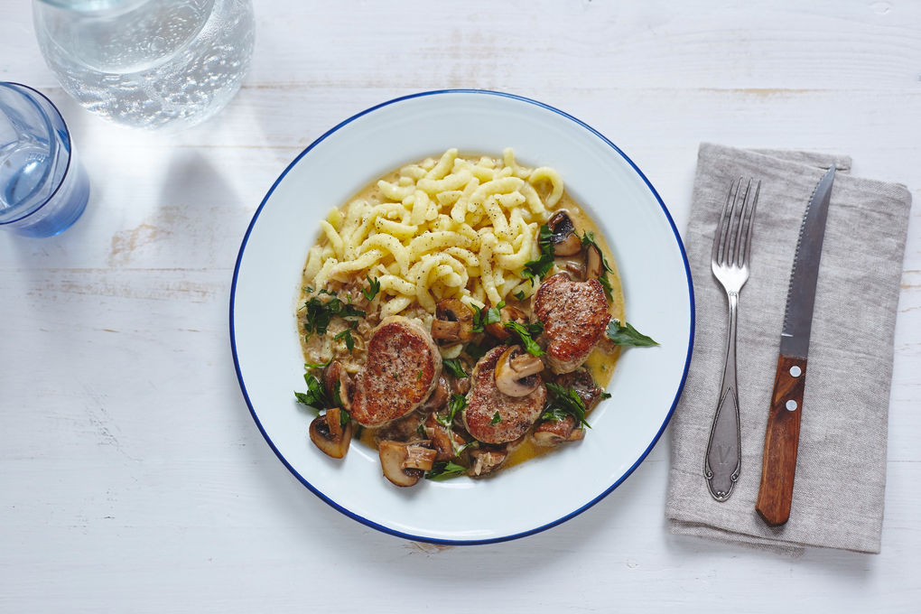 Saftige Schweinemedaillons mit Pilzrahm und Spätzle