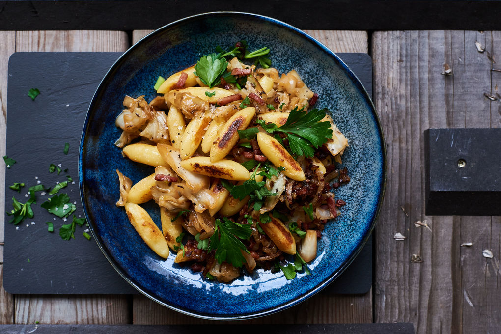 Gebratene Schupfnudeln mit Speckkrautfleckerl