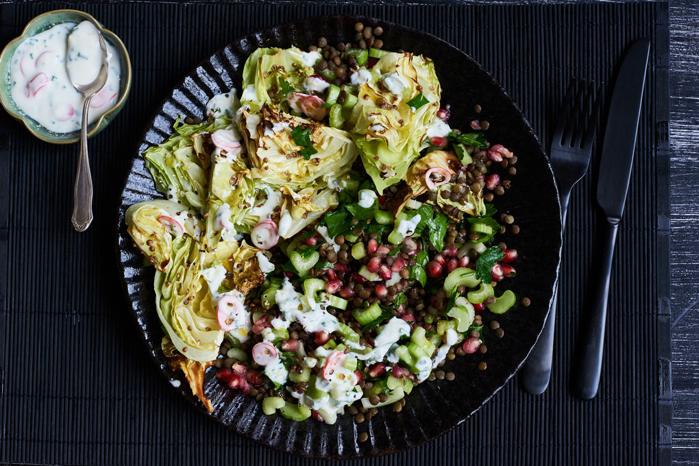Krosser Ofenspitzkohl mit Granatapfel-Linsen-Salat