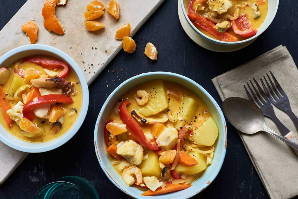 Gelbes Fischcurry mit Meeresfrüchten und Kartoffeln