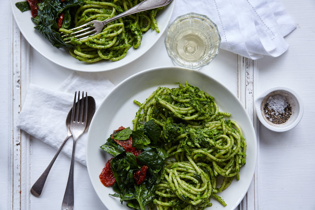 Spinat Pesto Makkaroni mit Zucchini und getrockneten Tomaten