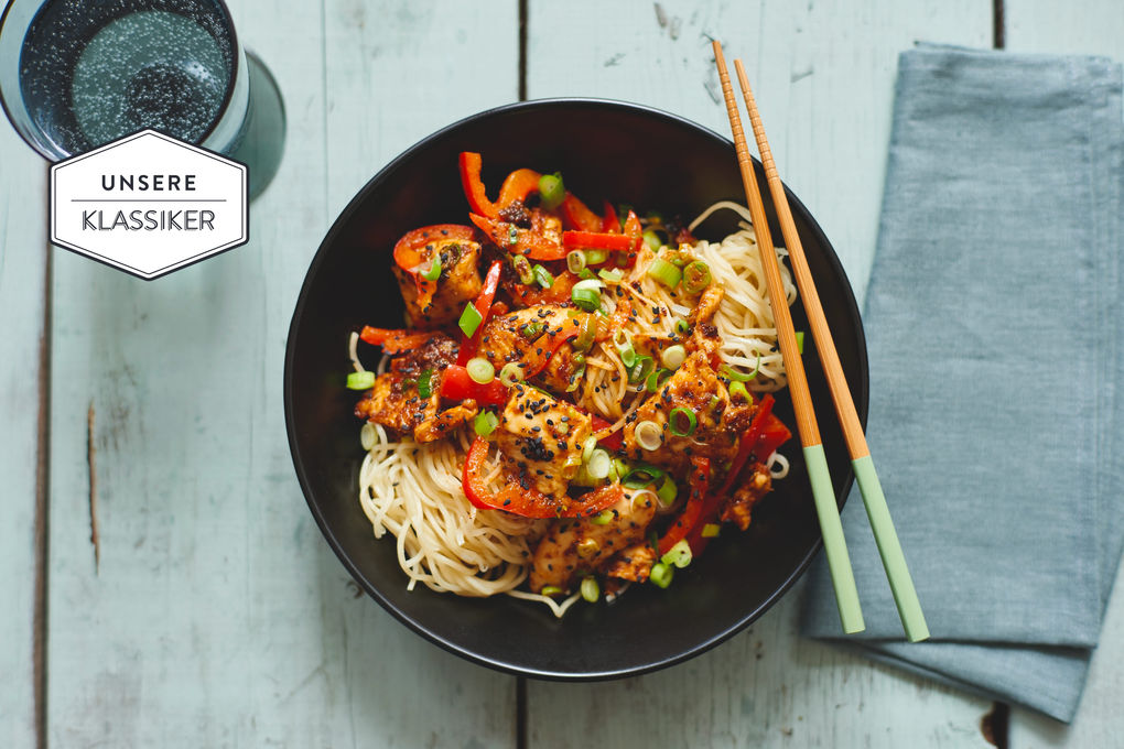Asiatisches Erdnuss-Hühnchen mit Mie-Nudeln