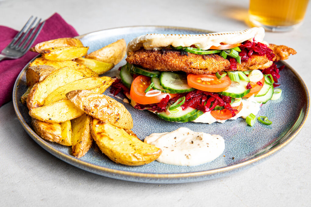 Israelisches Schnitzel-Sandwich mit Tahini dazu gebackene Kartoffeln