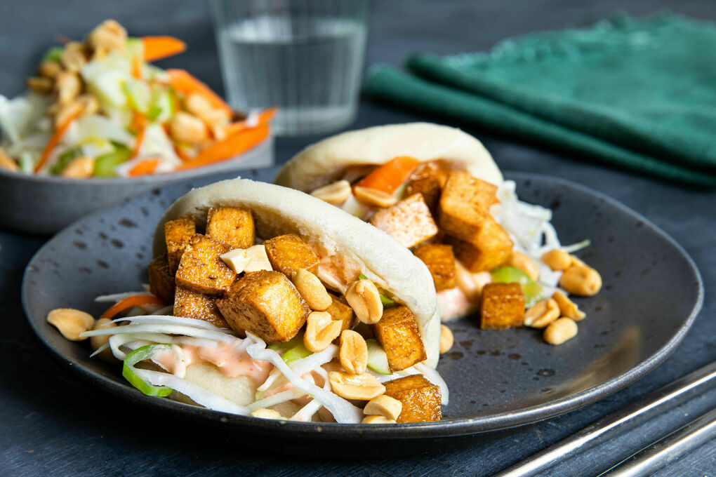 Baos mit glasiertem Tofu und Krautsalat mit Apfel und Erdnüssen