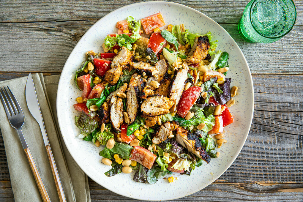 Bunter Hähnchensalat mit cremigem Mais-Dressing und Erdnüssen