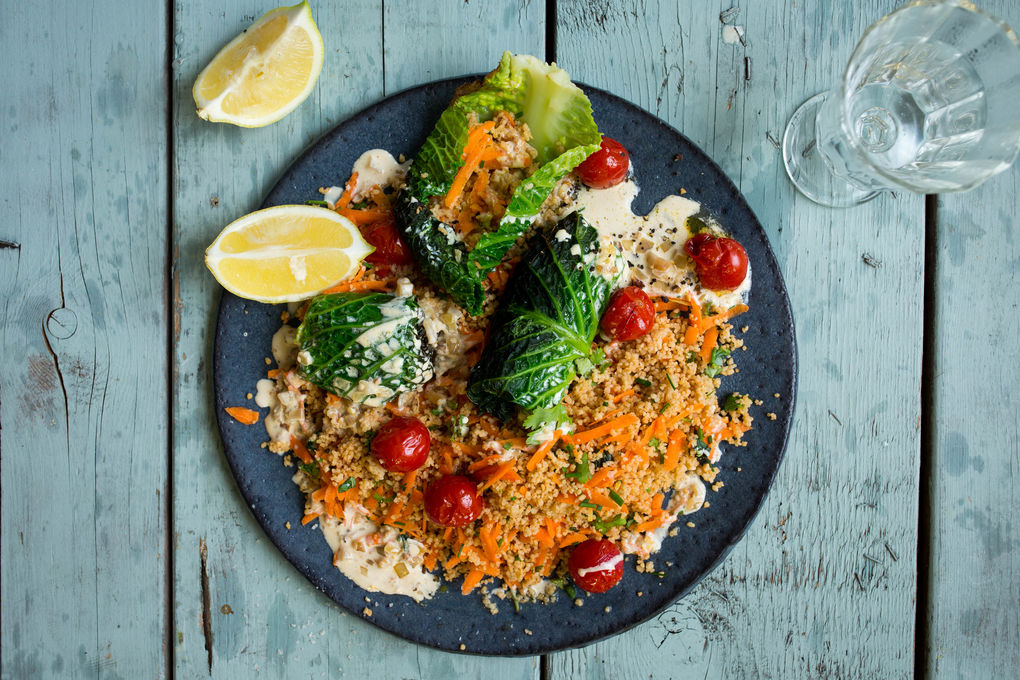 Vegetarische Kohlrouladen mit Ingwer-Miso-Creme und Ofentomaten