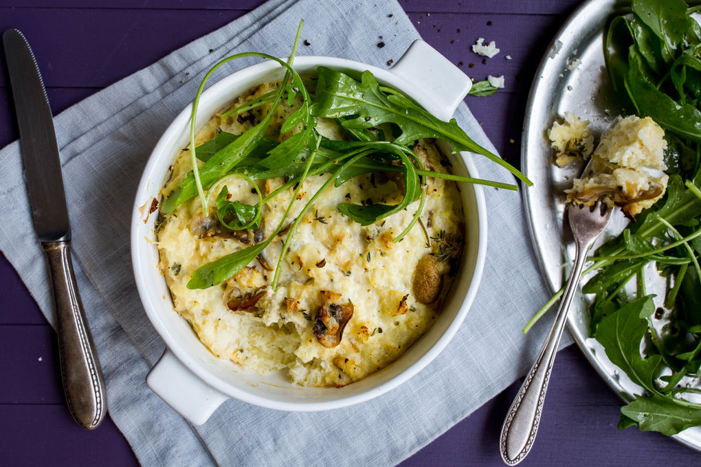 Überbackenes Blumenkohlrisotto mit Rucola-Salat