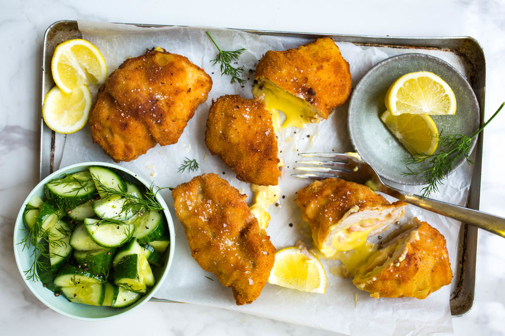 Cordon bleu mit frischem Gurkensalat und Dill