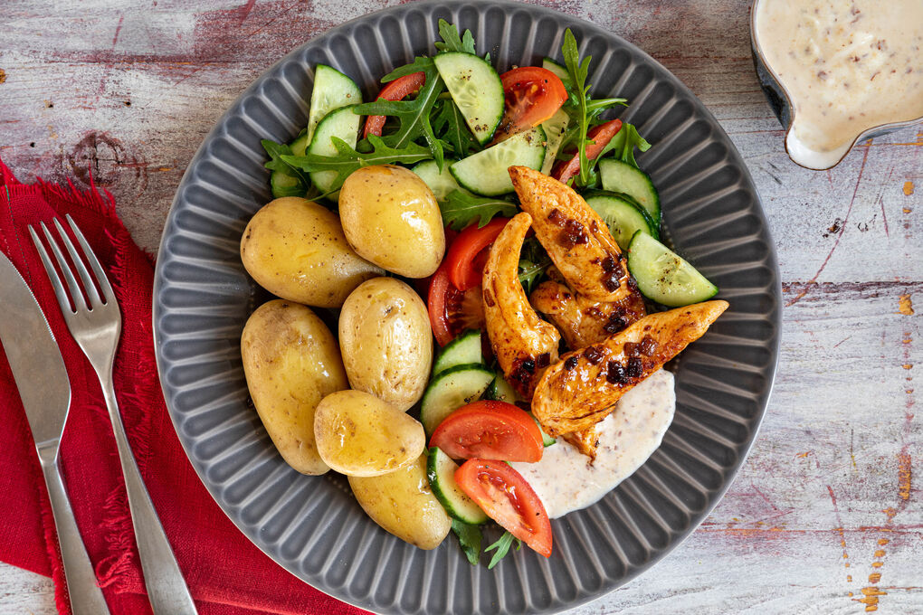 Cajun-Hähnchen und kleine Kartoffeln mit Rucolasalat und Joghurt-Rauchmandel-Sauce
