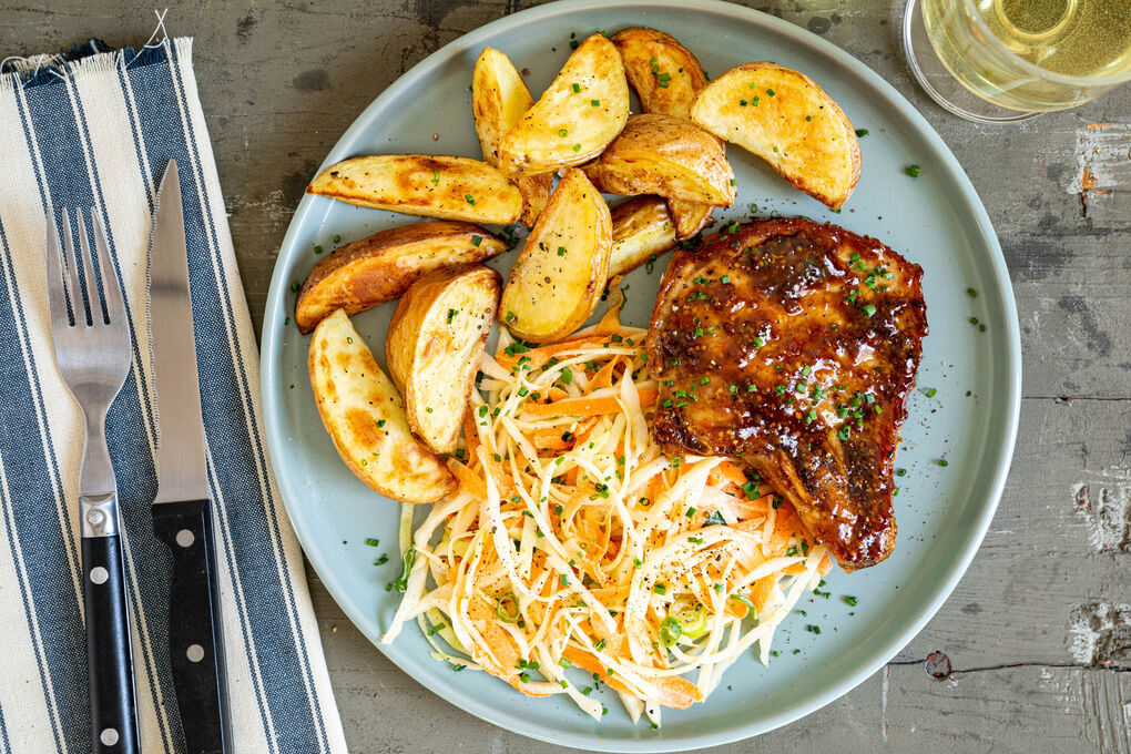 Schweinekotelett mit BBQ-Senf-Glasur dazu gebackene Kartoffeln und Coleslaw