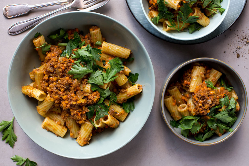 Herzhafte Lammbolognese mit Roten Linsen und Makkaroni