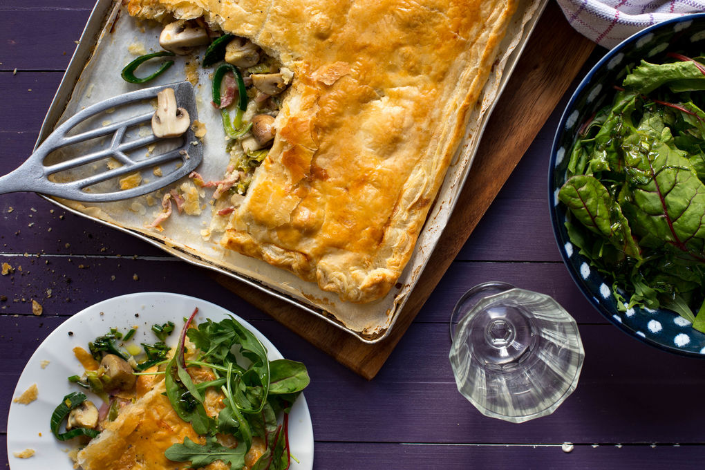 Feuilletee au jambon mit gemischtem Salat