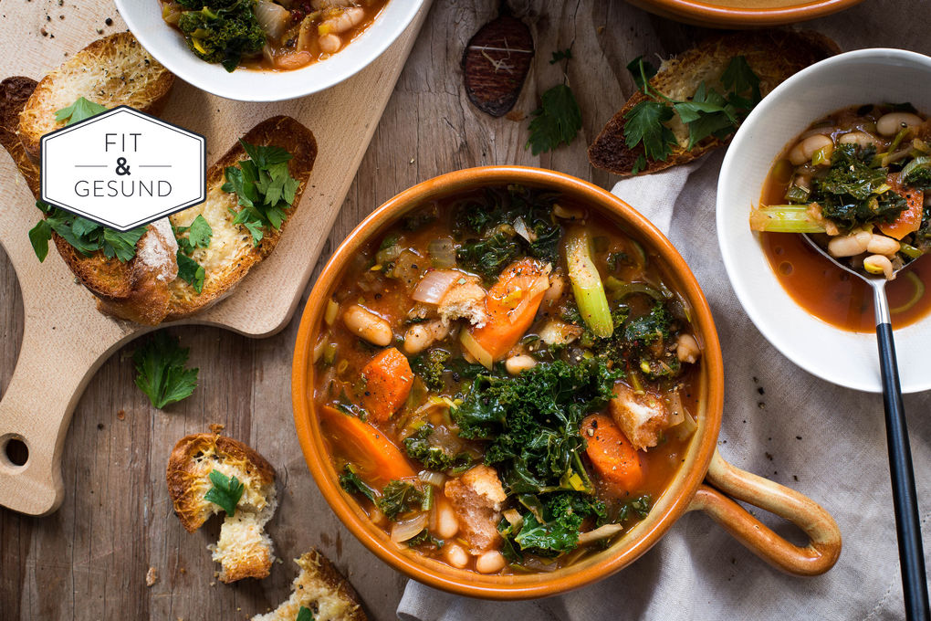 Italienische Ribollita-Suppe mit Bohnen und Brotchips