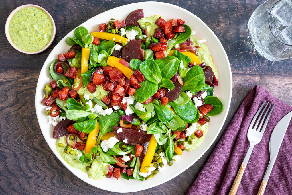 BBQ-Special: Bunter Chorizo-Salat mit Feta und Pistaziendressing