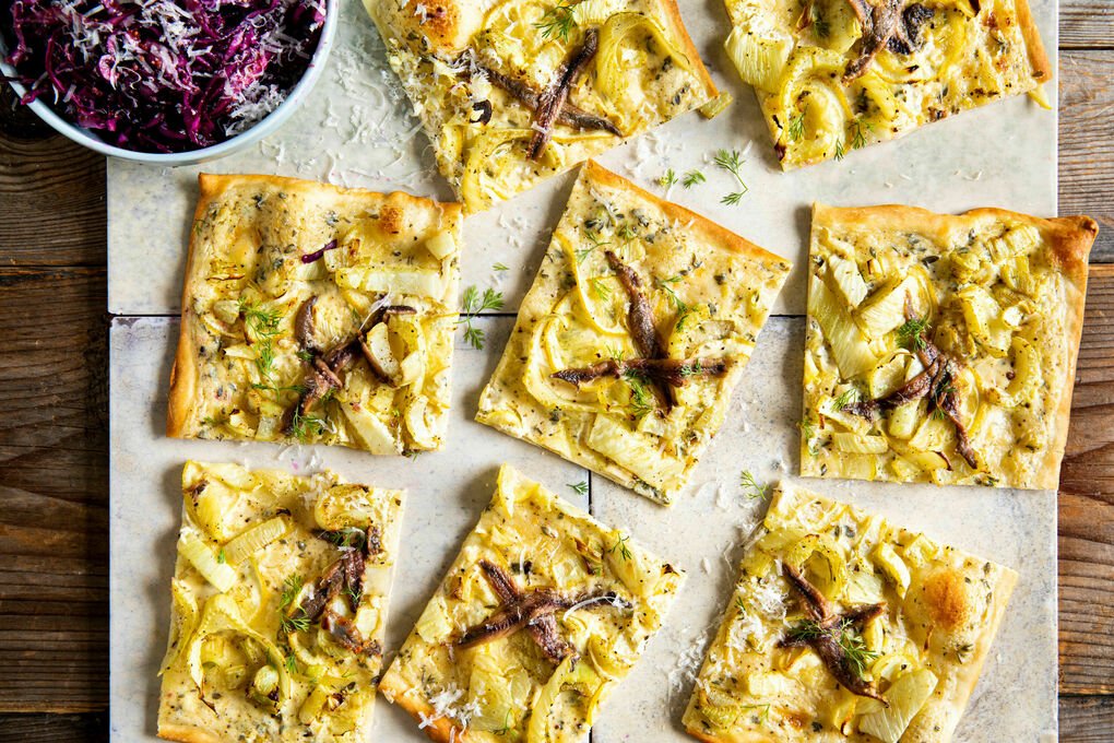 Sardellen-Fenchel-Flammkuchen dazu Rotkohlsalat mit Kapern-Dressing