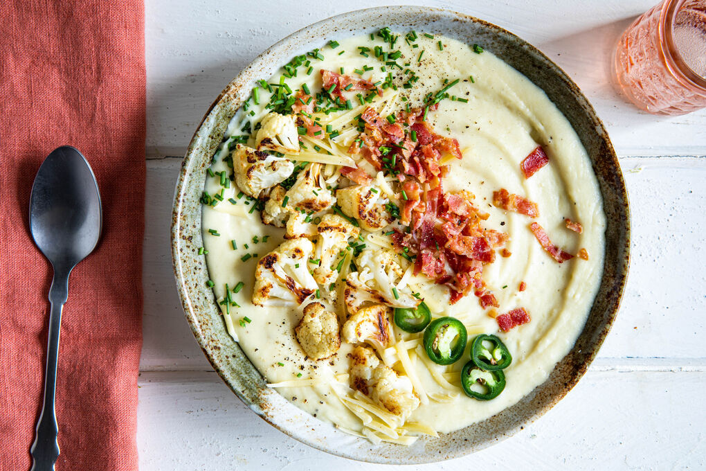 Kartoffel-Blumenkohl-Suppe mit Bacon und Jalapeño-Schnittlauch-Topping