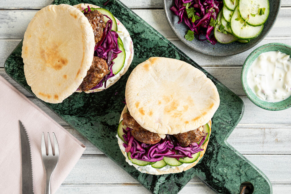 Köfte mit Minzejoghurt und Pitabrot dazu Rotkohlsalat mit Ingwer