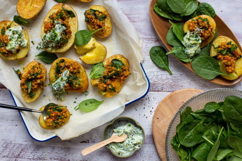 Gefüllte Ofenkartoffeln mit roten Linsen und Zucchini-Joghurt