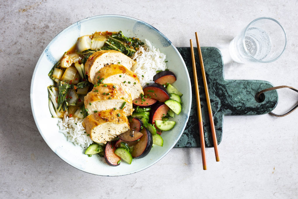 Sweet-Chili-Hähnchen mit Pak Choi dazu Reis und Gurken-Pflaumen-Salat
