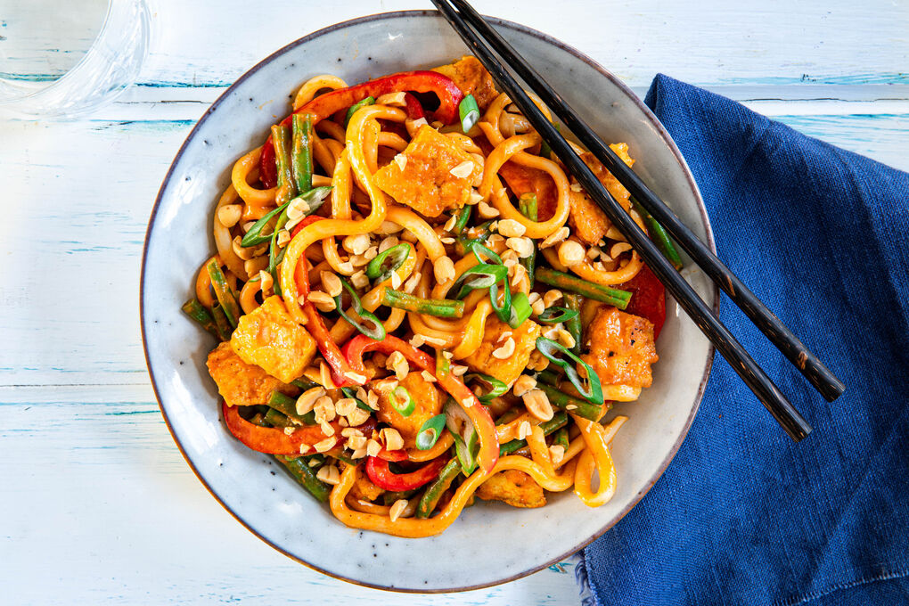 Udon mit Tofu und Erdnussbutter koreanische Art mit Gemüse