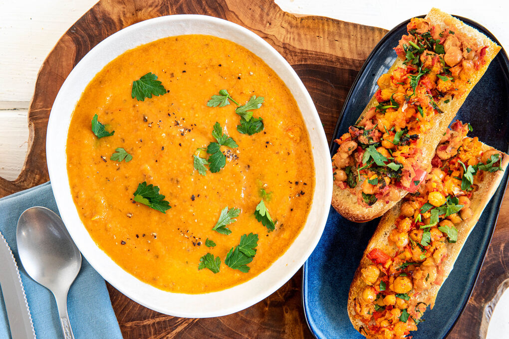 Auberginen-Kirschtomaten-Suppe mit Paprika-Chermoula-Crostini