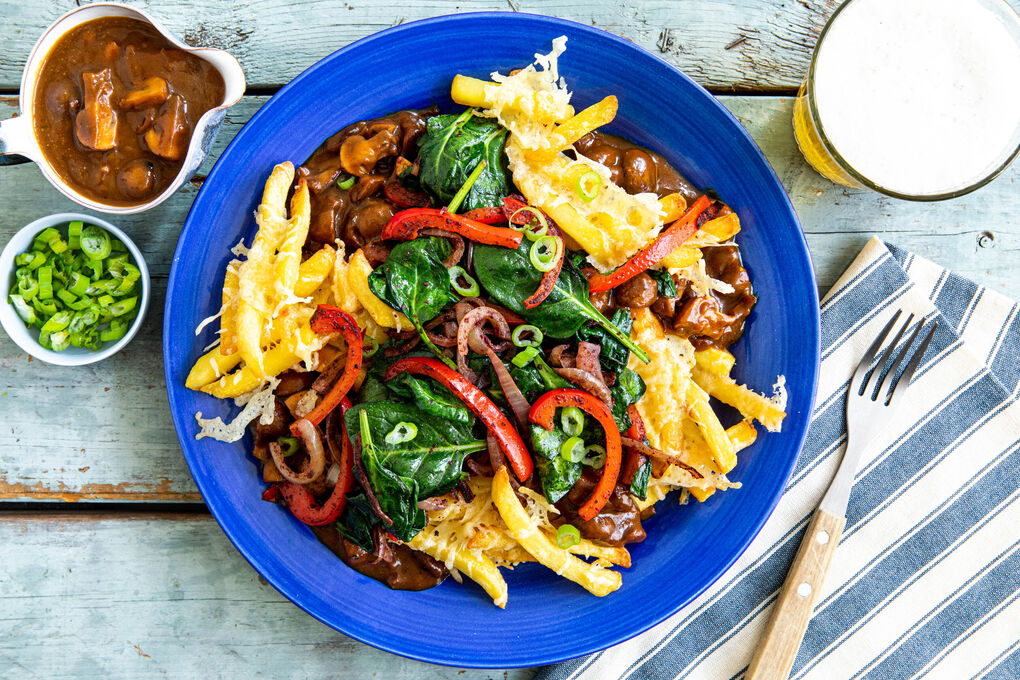 Poutine mit Sumach-Gemüse und Käse und würziger Champignonsauce