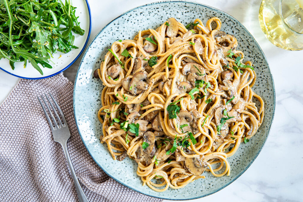 Champignon-Steinpilz-Pasta mit feinem Rucola-Käse-Salat