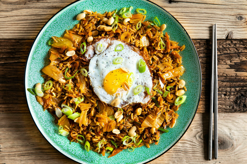 Würzige Reispfanne mit Kimchi und Ei mit Karotte, Zucchini und Erdnüssen